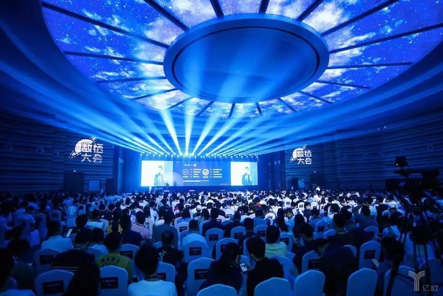 【合作伙伴】數(shù)據(jù)中臺(tái)領(lǐng)域首次行業(yè)峰會(huì)杭州召開(kāi)，超25萬(wàn)人次圍觀